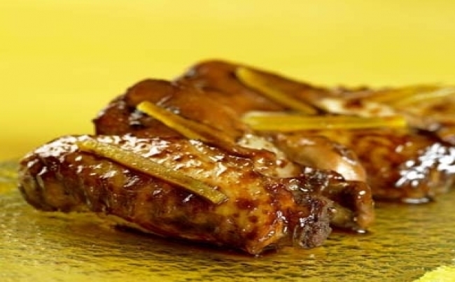Alas de pollo glaseadas en miel picante